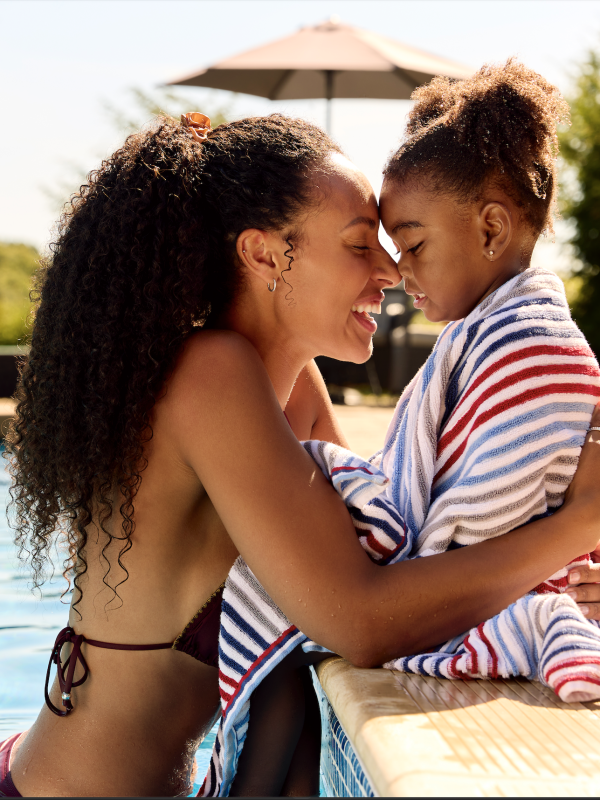 MomwithDaughterbythePool